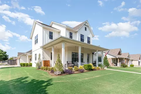 Exterior - 821 NE 20th Pl, Moore, OK 73160 photo 2 of 5