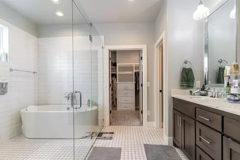 Bath - 821 NE 20th Pl, Moore, OK 73160 photo 3 of 3