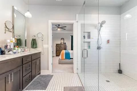 Bath - 821 NE 20th Pl, Moore, OK 73160 photo 2 of 3