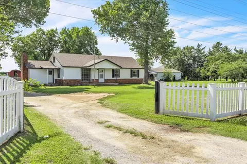 601 N Dobbs Rd, Harrah, OK 73045 photo 2