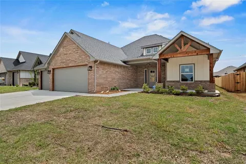 10452 SW 51st St, Mustang, OK 73064