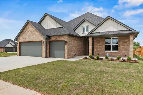 10513 SW 51st St, Mustang, OK 73064