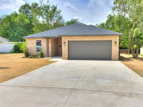 2121 Stevens Dr, Midwest City, OK 73110