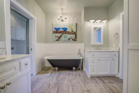 Bath - 609 Chillmark Dr, Norman, OK 73071 photo 1 of 6