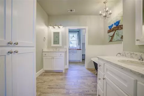 Bath - 609 Chillmark Dr, Norman, OK 73071 photo 3 of 6