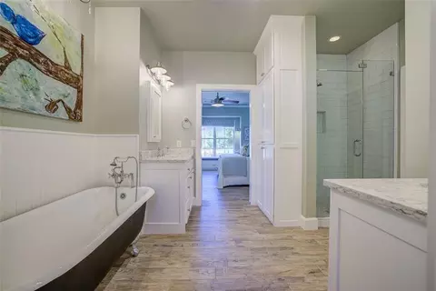 Bath - 609 Chillmark Dr, Norman, OK 73071 photo 2 of 6