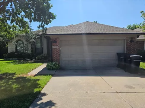 508 Hedgewood Dr, Moore, OK 73160