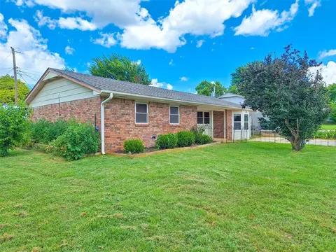 2901 Maple Ln, Edmond, OK 73034