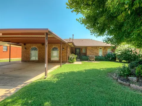 924 Penn Ln, Moore, OK 73160