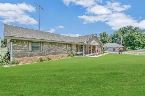 305 E Seger St, Colony, OK 73021 photo 2