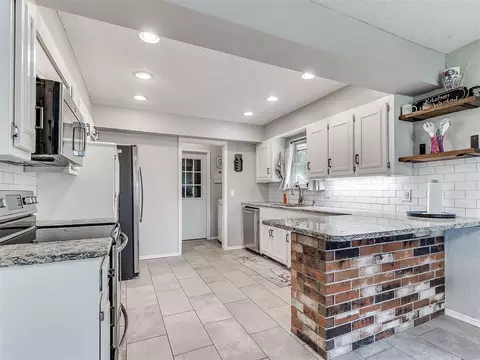 905 Ridgecrest Rd, Edmond, OK 73013