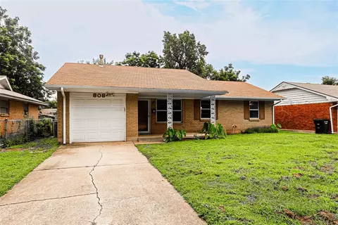 808 N Markwell Ave, Moore, OK 73160