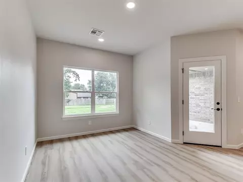 Living - 103 W Pine St, Tuttle, OK 73089 photo 4 of 6