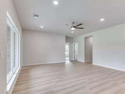 Living - 103 W Pine St, Tuttle, OK 73089 photo 2 of 6