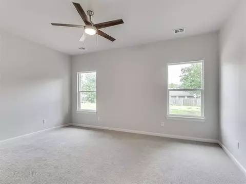 Bedroom - 103 W Pine St, Tuttle, OK 73089 photo 4 of 10