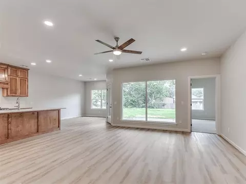 Living - 103 W Pine St, Tuttle, OK 73089 photo 3 of 6