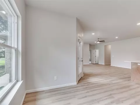 Living - 103 W Pine St, Tuttle, OK 73089 photo 5 of 6