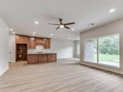 Living - 103 W Pine St, Tuttle, OK 73089 photo 1 of 6