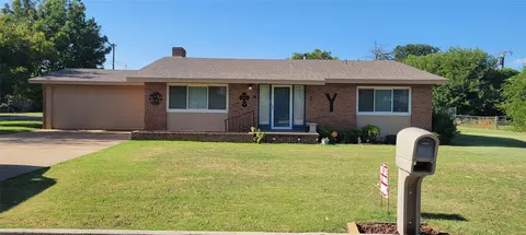 402 E Lincoln St, Hollis, OK 73550
