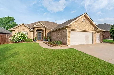 913 N Barn Hill Way, Mustang, OK 73064