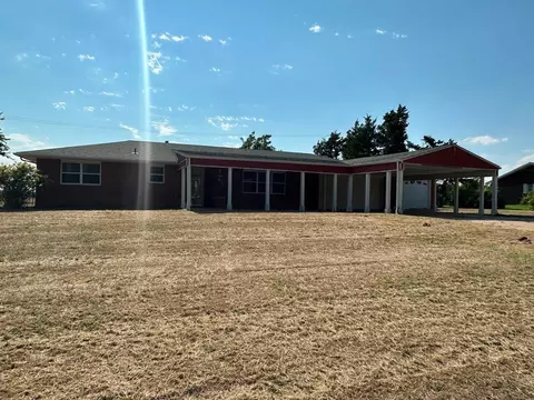911 N Elm St, Mooreland, OK 73852