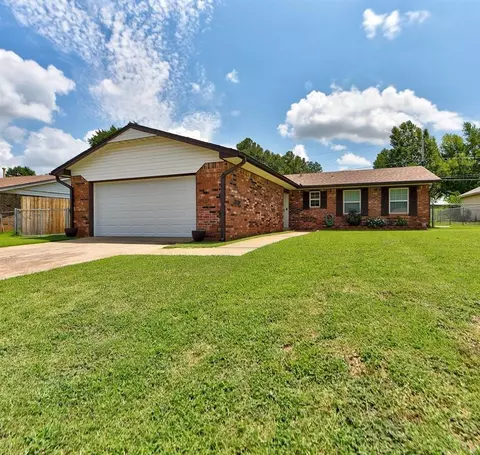 3125 Glenwood Dr, Chickasha, OK 73018