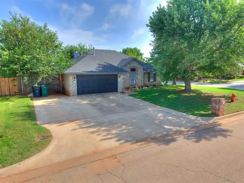 10001 S Hollyhead Way, Yukon, OK 73099