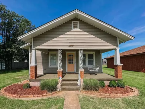 212 N Noble Ave, Hinton, OK 73047
