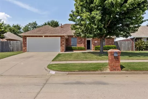 1329 NW 9th St, Moore, OK 73170