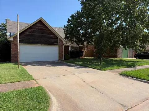 2113 NE 9th St, Moore, OK 73160