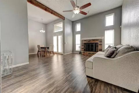815 NE 17th Ct, Moore, OK 73160