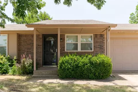 664 SW 12 St, Moore, OK 73160
