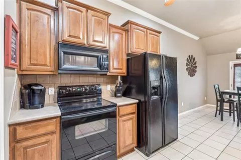 109 W End Ct, Tuttle, OK 73089 photo 8