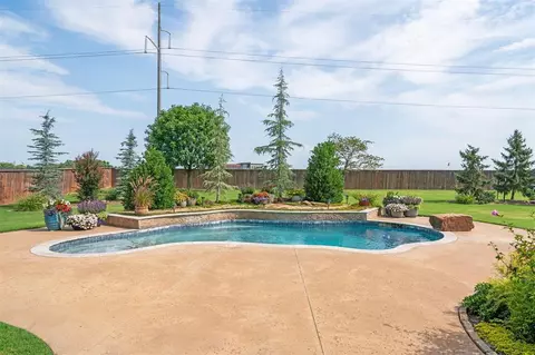 1505 NW Rain Tree Dr, Moore, OK 73160 photo 2