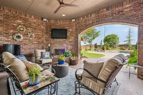 1505 NW Rain Tree Dr, Moore, OK 73160 photo 3