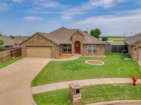 19129 Cottonwood Ct, Edmond, OK 73012