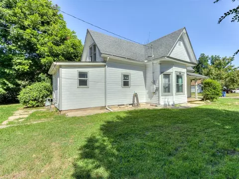 323 N Maple St, Crescent, OK 73028 photo 3