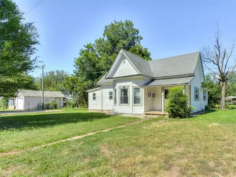 323 N Maple St, Crescent, OK 73028 photo 2