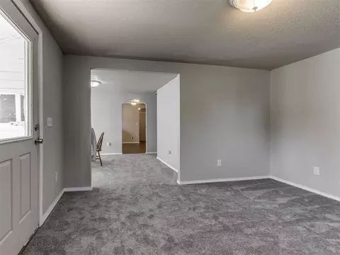 323 N Maple St, Crescent, OK 73028 photo 8