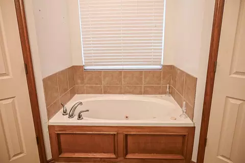Bath - 1778 S Ruby Dr, Blanchard, OK 73010 photo 3 of 4