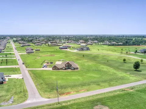 921 Hannah Dr, Tuttle, OK 73089 photo 2