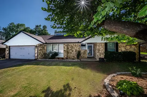 2601 Valley Brook Dr, Edmond, OK 73034