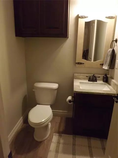 Bath - 2921 Stephanie Ln, Altus, OK 73521 photo 3 of 10