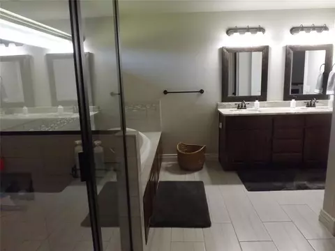 Bath - 2921 Stephanie Ln, Altus, OK 73521 photo 9 of 10