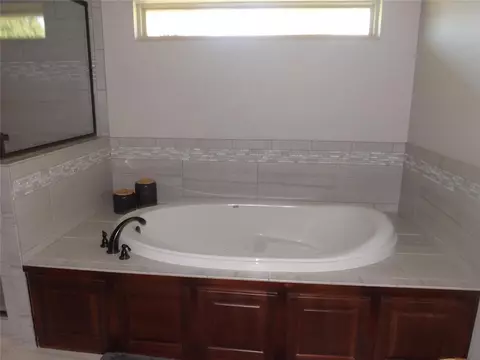 Bath - 2921 Stephanie Ln, Altus, OK 73521 photo 10 of 10