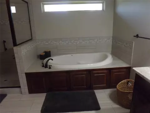 Bath - 2921 Stephanie Ln, Altus, OK 73521 photo 4 of 10