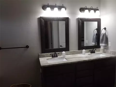 Bath - 2921 Stephanie Ln, Altus, OK 73521 photo 6 of 10