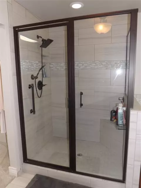 Bath - 2921 Stephanie Ln, Altus, OK 73521 photo 5 of 10