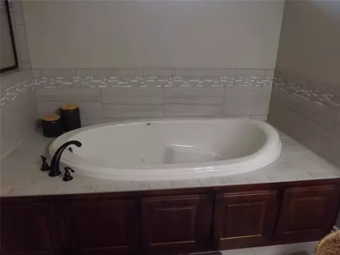 Bath - 2921 Stephanie Ln, Altus, OK 73521 photo 8 of 10