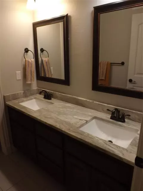 Bath - 2921 Stephanie Ln, Altus, OK 73521 photo 1 of 10